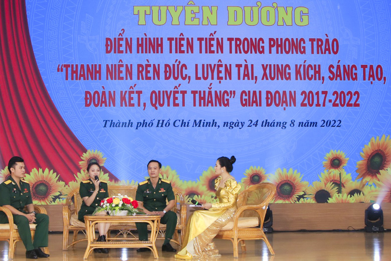 &quot;Bông hồng&quot; trong lực lượng vũ trang