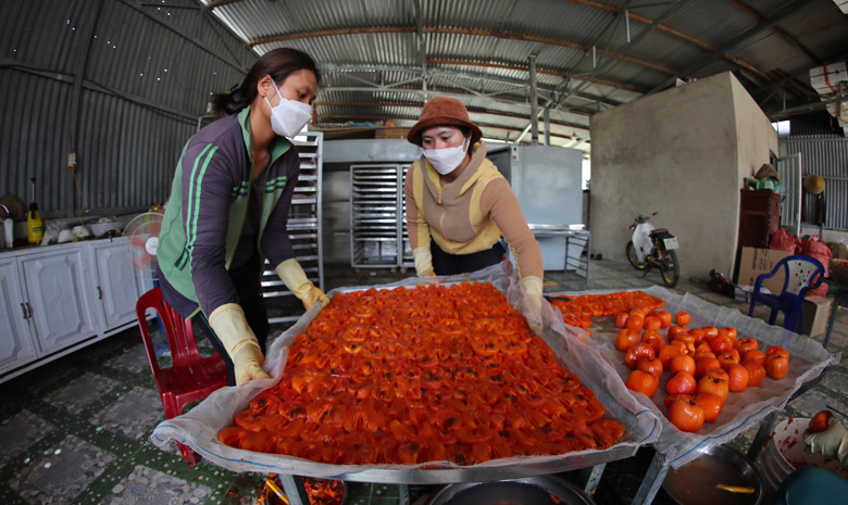 Để đáp ứng nhu cầu của khách hàng, nhiều cơ sở thu mua hồng dọc Quốc lộ 27 từ Đà Lạt đi thị trấn D’ran không chỉ bán hồng giòn, họ còn tranh thủ sấy hồng, làm hồng treo gió. Du khách có thể vào tham quan cơ sở sản xuất, tìm hiểu quy trình sấy hồng, phơi hồng,… của người dân.