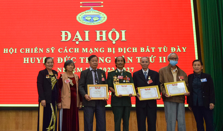 Trao Giấy khen cho các cá nhân xuất sắc