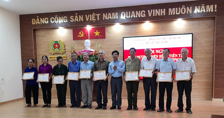 Trao giấy khen của UBND huyện cho các cá nhân