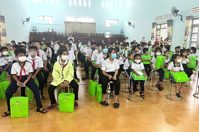 Đạ Tẻh: Trao 500 suất học bổng cho học sinh dân tộc thiểu số khó khăn
