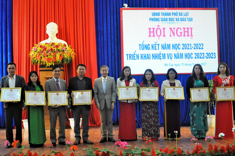 Phó Giám đốc Sở Giáo dục Đào tạo Lâm Đồng Huỳnh Quang Long trao Bằng khen của tỉnh cho các tập thể, cá nhân đạt thành tích