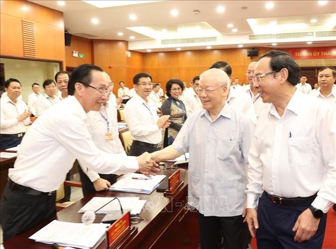 Tổng Bí thư Nguyễn Phú Trọng với các đồng chí Ban Thường vụ Thành ủy và lãnh đạo chủ chốt TP Hồ Chí Minh