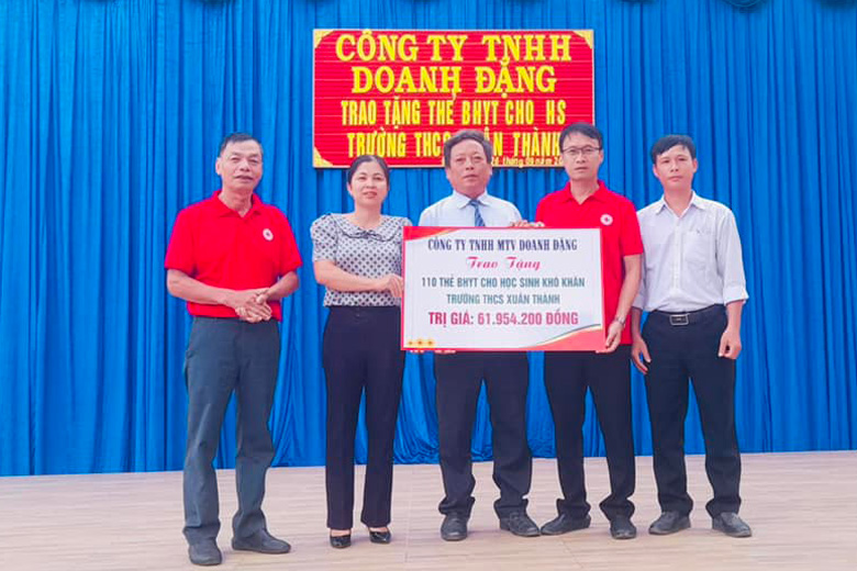 Đạ Tẻh: Trao tặng thẻ bảo hiểm y tế cho học sinh khó khăn