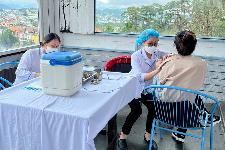 Tiếp tục tăng cường công tác tiêm vắc xin và phòng chống dịch Covid-19, sốt xuất huyết