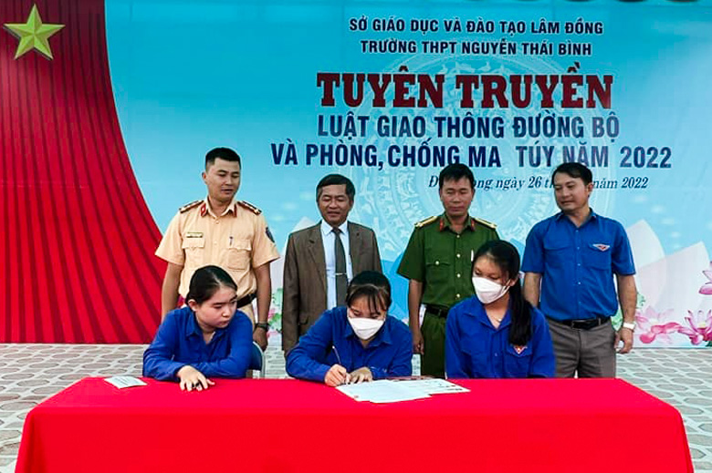 Tuyên truyền về an toàn giao thông, phòng chống ma túy tại các trường học