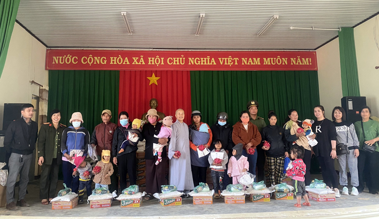 Lạc Dương: Tặng quà cho các gia đình có hoàn cảnh khó khăn