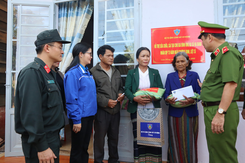 Dấu ấn màu áo xanh trong mùa hè tình nguyện