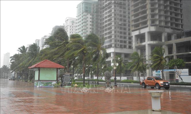 Bão số 4 đang tiến sát đất liền, mưa lớn ở Trung Bộ, cảnh báo lũ quét, sạt lở đất