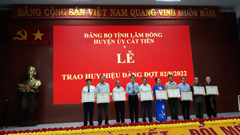Cát Tiên: Trao Huy hiệu Đảng cho 10 đảng viên