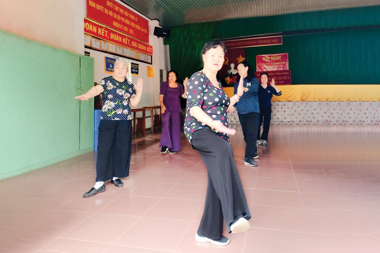 Tuổi cao vui khỏe ở một câu lạc bộ dưỡng sinh