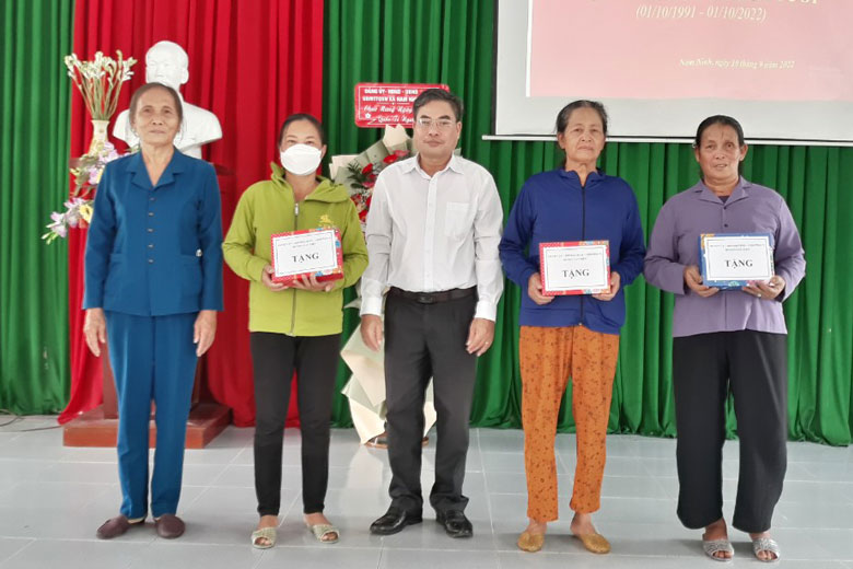 Lãnh đạo huyện Cát Tiên thăm, tặng quà người cao tuổi