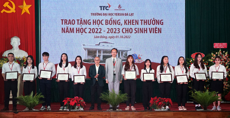 Trao học bổng, khen thưởng cho các sinh viên