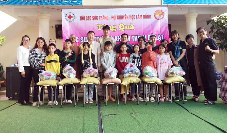 Tặng 150 phần quà cho học sinh, sinh viên hoàn cảnh khó khăn