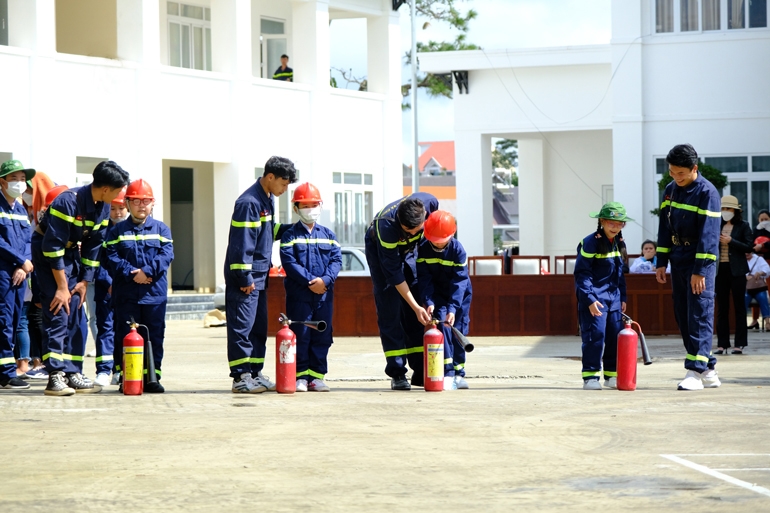 40 học sinh tham gia trải nghiệm ''Em là chiến sỹ phòng cháy chữa cháy''