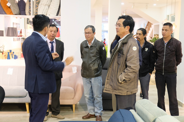 Đại diện An Cường chia sẻ các sản phẩm, giải pháp mới đến khách hàng