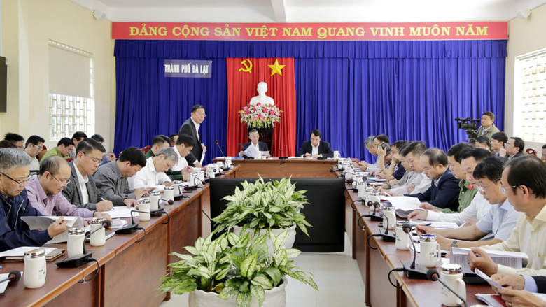 Lãnh đạo các sở, ngành giải thích và đề xuất giải pháp
