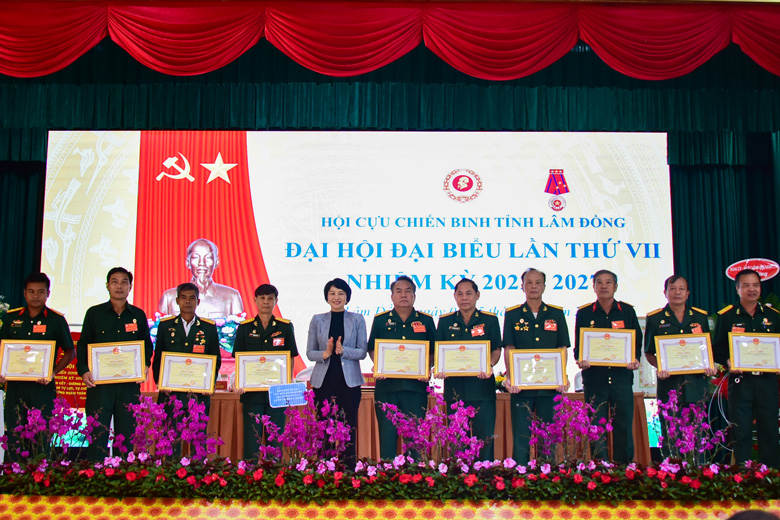 Tặng Bằng khen của Chủ tịch UBND tỉnh cho các tập thể, cá nhân
