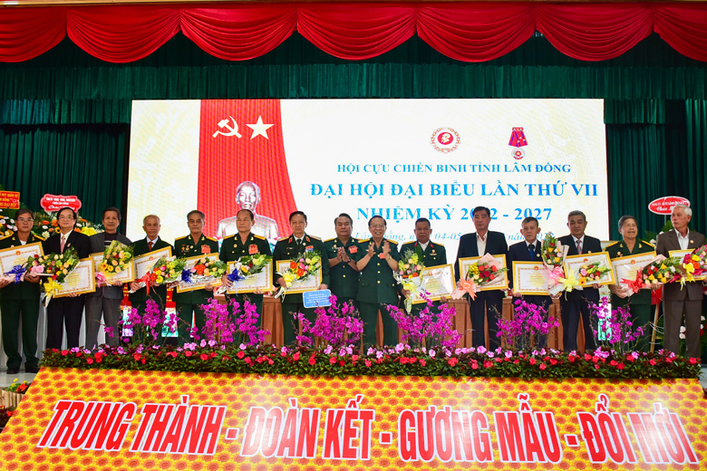 Hội Cựu chiến binh tỉnh tặng giấy khen cho các tập thể, cá nhân