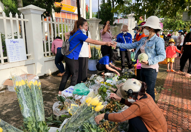 Phiên chợ gây quỹ, cùng em đến trường