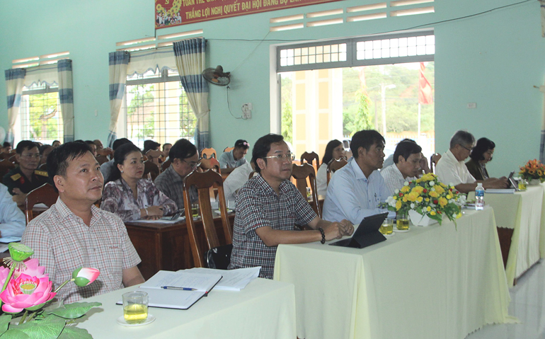 Đại biểu tham dự tiếp xúc cử tri tại xã Đạ Lây