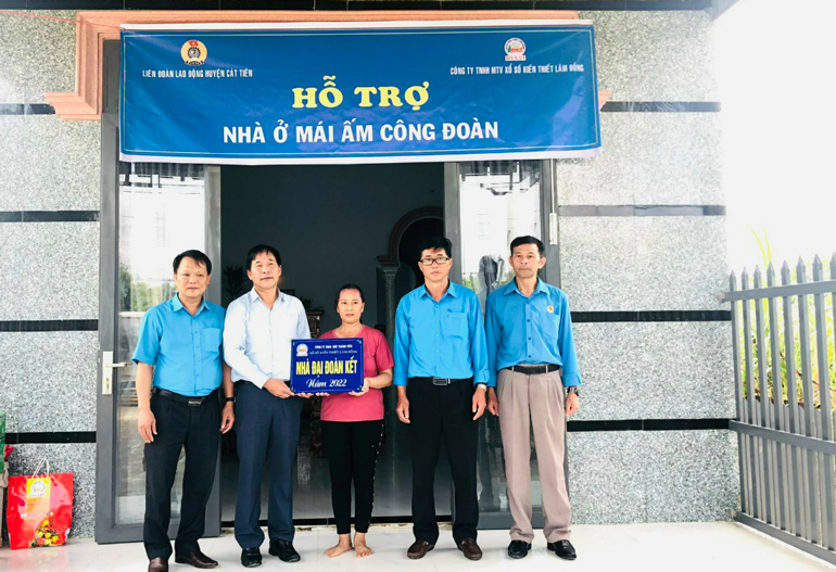 Cát Tiên: Trao "Mái ấm công đoàn" cho công đoàn viên có hoàn cảnh khó khăn