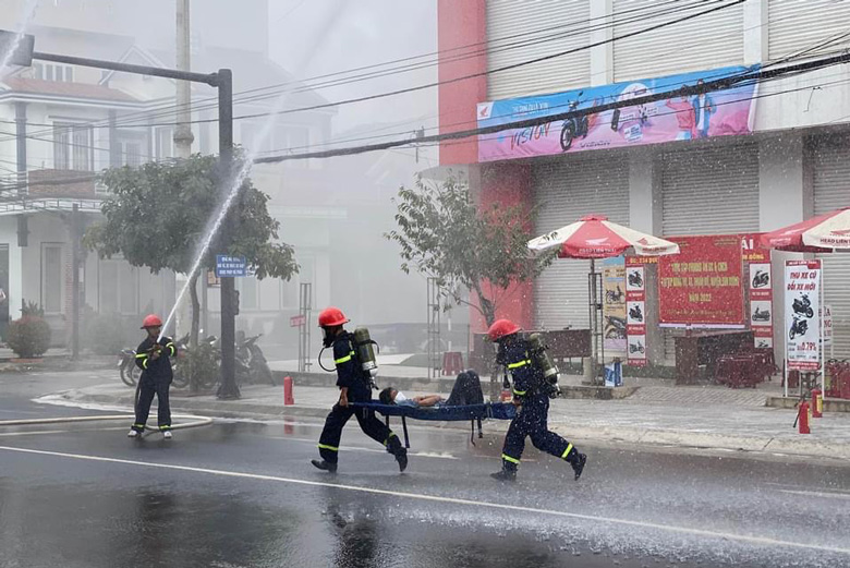 Đơn Dương: Thực tập phương án chữa cháy tại khu dân cư