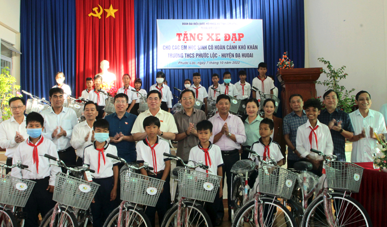 Các vị ĐBQH trao tặng xe đạp cho học sinh có hoàn cảnh khó khăn ở Trường THCS Phước Lộc