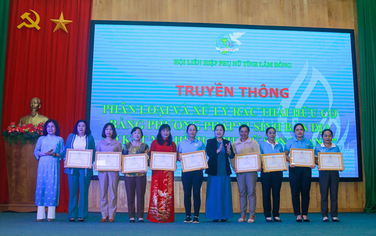 Bà Phạm Thị Ánh Tuyết – Chủ tịch Hội LHPN tỉnh và bà Nguyễn Thị Phương Thảo – Phó Chủ tịch Hội LHPN tỉnh trao giấy khen cho các tập thể có thành tích xuất sắc trong thực hiện Mô hình Phụ nữ sống xanh