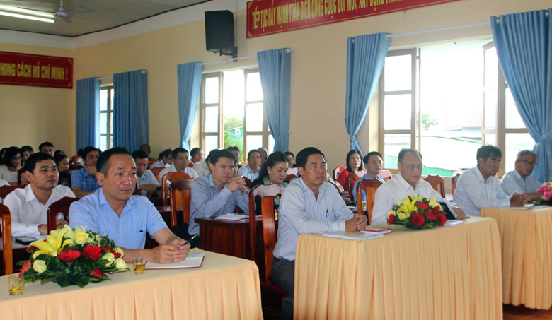 Đại biểu tham dự tiếp xúc cử tri tại xã Đạm B’ri