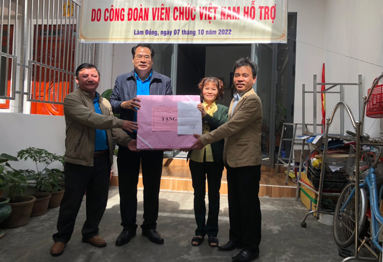 Hỗ trợ nhà tình thương cho công đoàn viên Công đoàn