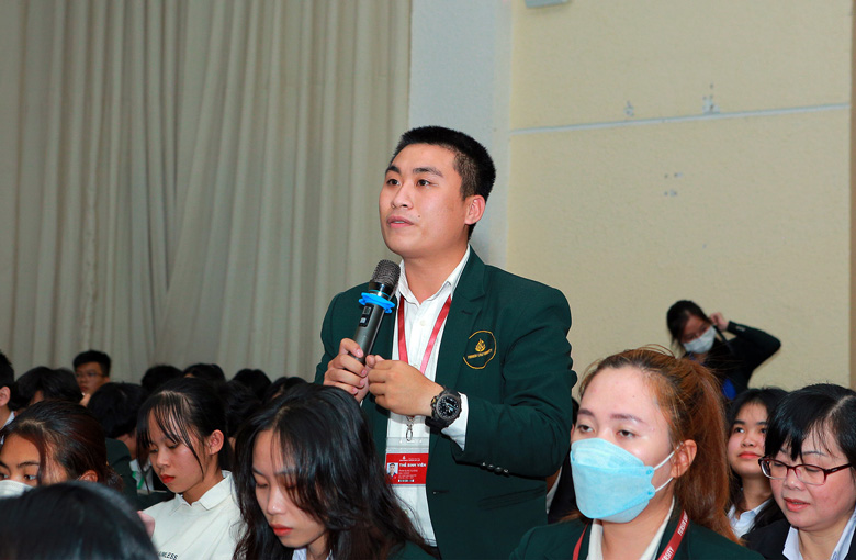 Sinh viên đặt câu hỏi với các nhà lãnh đạo doanh nghiệp về hướng nghiệp