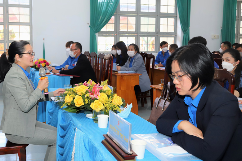 Chị Trần Thị Chúc Quỳnh - Bí thư Tỉnh Đoàn họp rút kinh nghiệm ngay sau khi kết thúc các Đại hội điểm