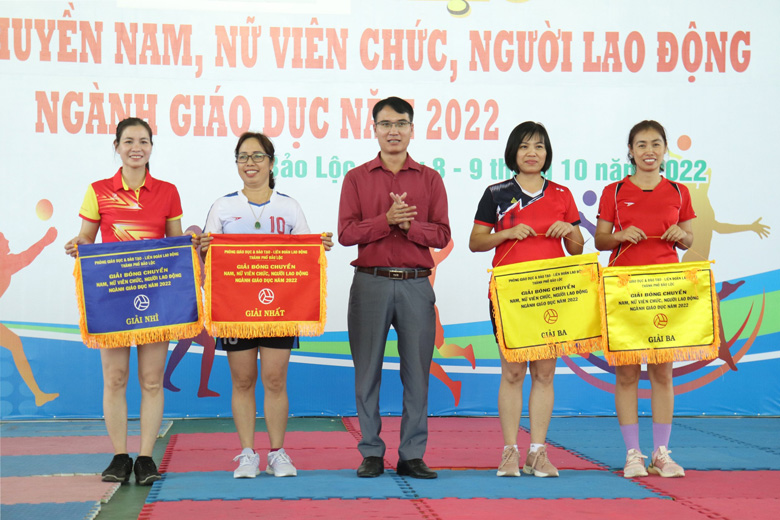 Bảo Lộc: Bế mạc Giải Bóng chuyền nam, nữ ngành giáo dục