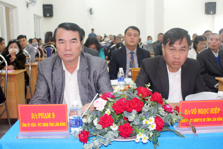 Các đại biểu tham dự buổi tiếp xúc cử tri