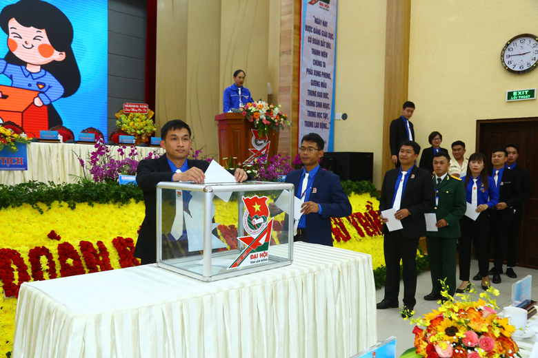 Các đại biểu bỏ phiếu bầu Ban Chấp hành Tỉnh Đoàn Lâm Đồng khóa XI, nhiệm kỳ 2022 - 2027