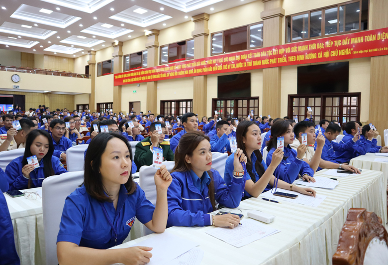 Đại biểu biểu quyết thông qua kết quả bầu cử Ban Chấp hành Tỉnh Đoàn Lâm Đồng khóa XI, nhiệm kỳ 2022 - 2027