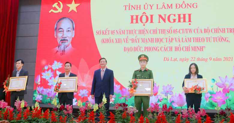 Chú trọng xây dựng chuẩn mực đạo đức cho cán bộ, đảng viên