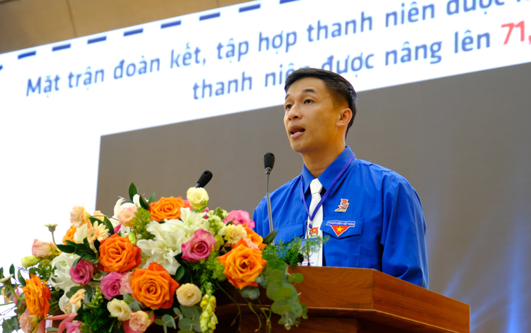 Anh Trần Đức Trung - Phó Bí thư Tỉnh Đoàn khóa XI trình bày báo cáo công tác Đoàn và phong trào thanh thiếu nhi nhiệm kỳ 2017 - 2022