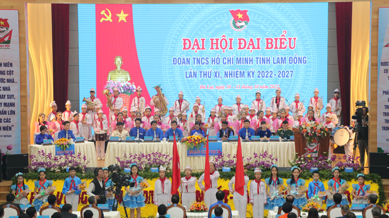 Đoàn thiếu nhi Lâm Đồng tặng hoa chúc mừng Đại hội