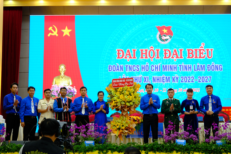 Đồng chí Ngô Văn Cương tặng hoa của Trung ương Đoàn TNCS Hồ Chí Minh chúc mừng Đại hội