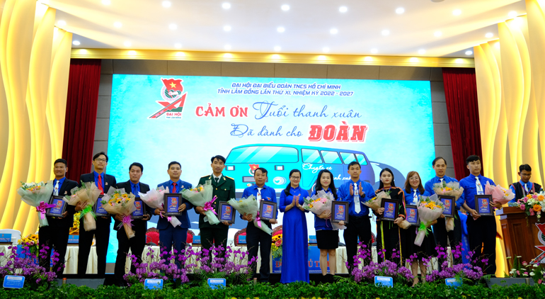 Tặng quà chia tay các đồng chí Ủy viên Ban Chấp hành Tỉnh Đoàn khóa X không tiếp tục tham gia Ban Chấp hành Tỉnh Đoàn khóa XI