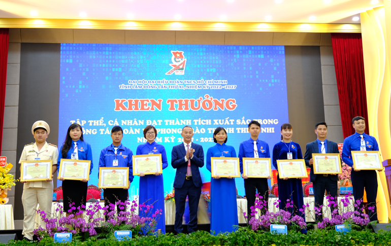 Chủ tịch UBND tỉnh Lâm Đồng Trần Văn Hiệp tặng Bằng khen cho 10 tập thể có thành tích xuất sắc trong công tác Đoàn và phong trào thanh thiếu nhi nhiệm kỳ 2017 – 2022