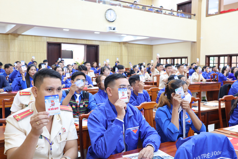Đại biểu biểu quyết thông qua Nghị quyết Đại hội Đại biểu Đoàn TNCS Hồ Chí Minh tỉnh Lâm Đồng lần thứ XI, nhiệm kỳ 2022 - 2027