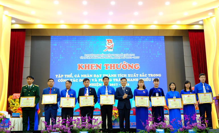 Trao Bằng khen của Chủ tịch UBND tỉnh cho các cá nhân có thành tích xuất sắc trong công tác Đoàn và phong trào thanh thiếu nhi nhiệm kỳ 2017 – 2022