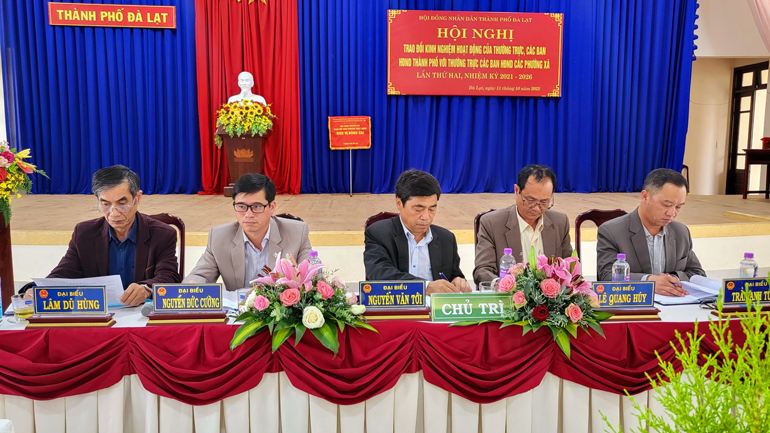 Chủ trì hội nghị