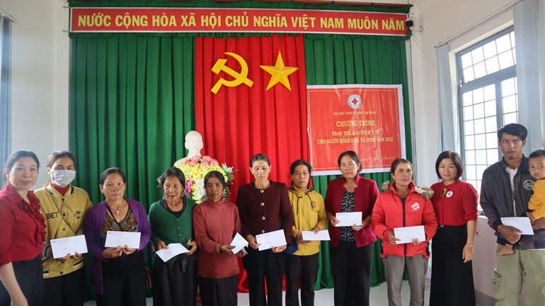 Lãnh đạo Hội Chữ thập đỏ tỉnh trao thẻ bảo hiểm y tế cho các đối tượng là hộ nghèo, cận nghèo và hộ có hoàn cảnh khó khăn trên địa bàn xã Tà Hine, huyện Đức Trọng