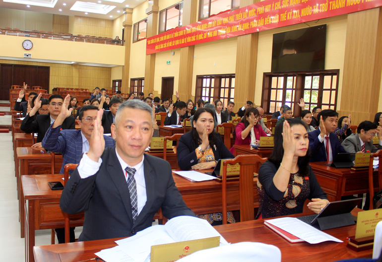Các đại biểu HĐND tỉnh biểu quyết thông qua các dự thảo nghị quyết tại kỳ họp