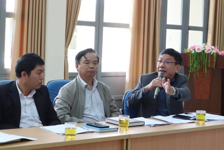 Ông Bùi Thế - Phó Giám đốc Sở Công thương trao đổi về phương án tổ chức Hội chợ nông sản thanh niên toàn quốc