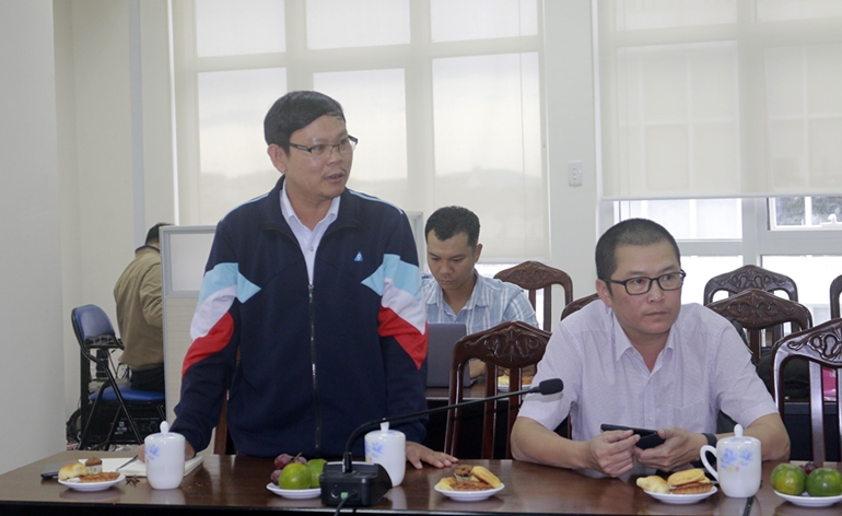 Các phóng viên đặt câu hỏi tại hội nghị